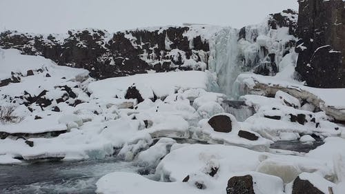 白雪覆盖的瀑布的镜头 · 免费素材视频