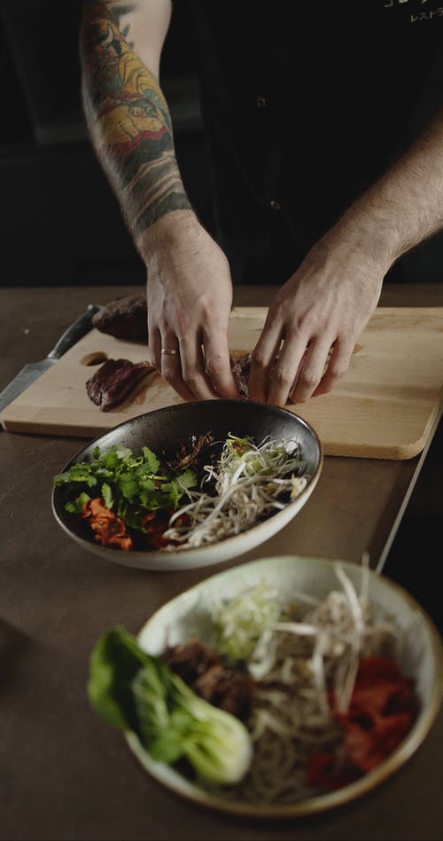 一名厨师准备浇头日本汤面菜 · 免费素材视频