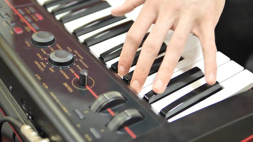 一位音乐家演奏电子键盘乐器 · 免费素材视频
