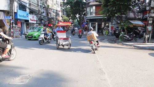 越南游客的传统三轮车自行车之旅 · 免费素材视频