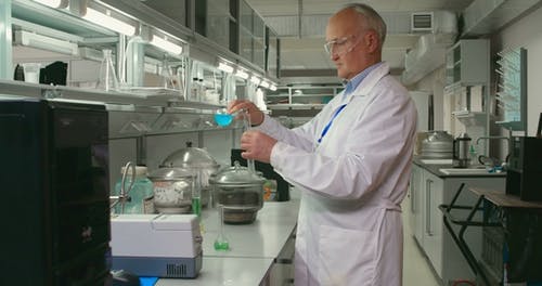 科学家检查液体溶液 · 免费素材视频