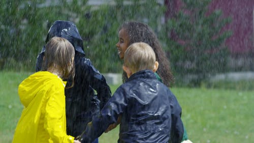 孩子们在公园玩耍被雨淋湿 · 免费素材视频