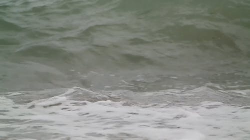 海浪撞击海滩岸边 · 免费素材视频