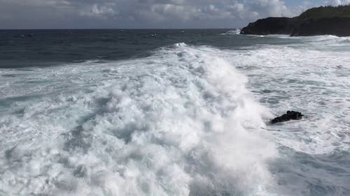 拍打海浪的镜头 · 免费素材视频