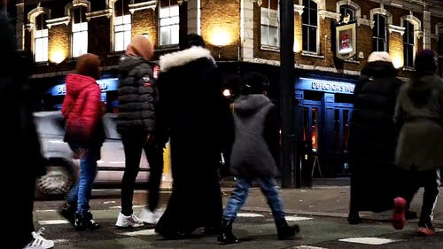 人们走在伦敦繁忙的街道上 · 免费素材视频
