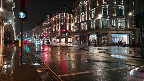 雨夜在伦敦摄政街的交通 · 免费素材视频