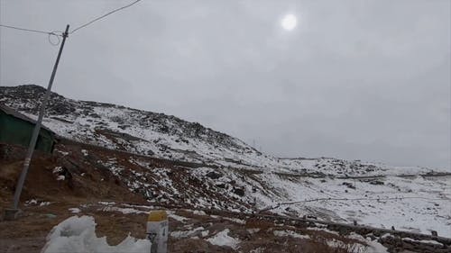 降雪覆盖山采石场 · 免费素材视频