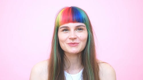 彩色的头发说话的女人 · 免费素材视频