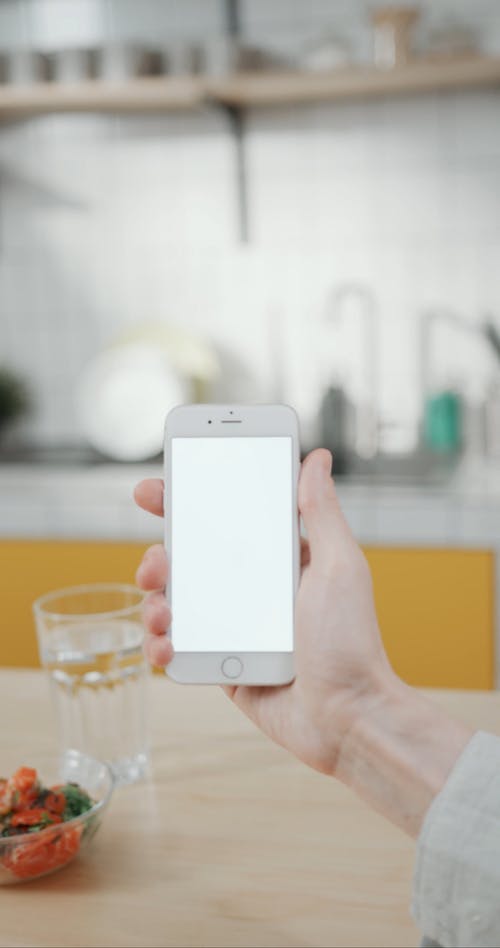 有关3C用品, iPhone, 一杯水的免费素材视频