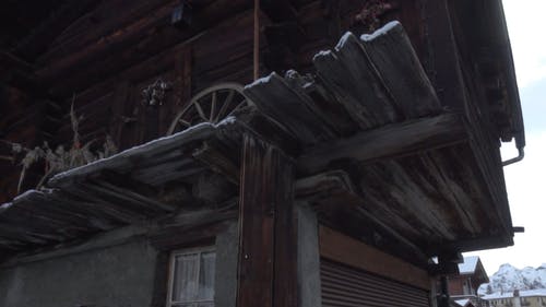 在白雪覆盖的一座山上的木房子的外观 · 免费素材视频