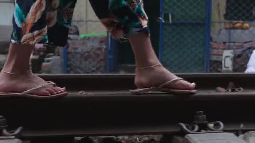 在铁路上行走的人 · 免费素材视频