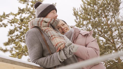 一对夫妇在户外约会享受冬天的寒冷天气 · 免费素材视频