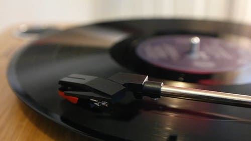 在转盘上旋转黑胶唱片的老式电唱机的特写镜头 · 免费素材视频