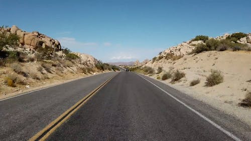 在穿越沙漠的漫长道路上旅行 · 免费素材视频