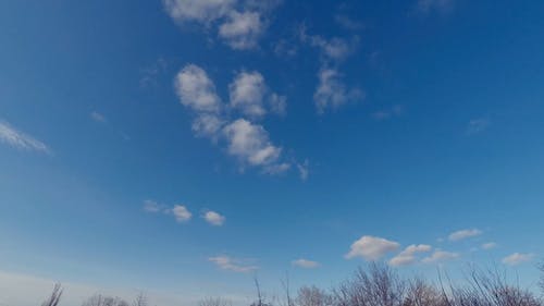 蓝蓝的天空下的卷云的延时视频 · 免费素材视频