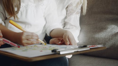 母亲和女儿串联在白纸上做艺术着色 · 免费素材视频