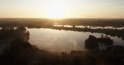 从湖面反射的初升的太阳眩光 · 免费素材视频