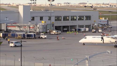 涡轮螺旋桨飞机停靠在航站区 · 免费素材视频