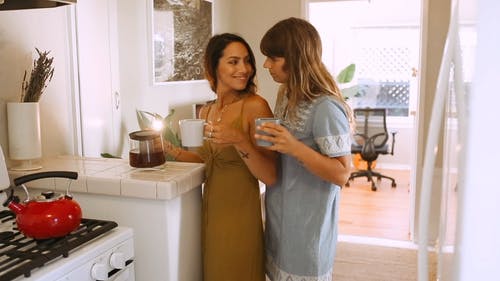两个女人在喝茶时接吻 · 免费素材视频