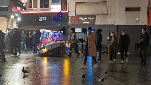 晚上雨后在伦敦湿街上行走的人 · 免费素材视频
