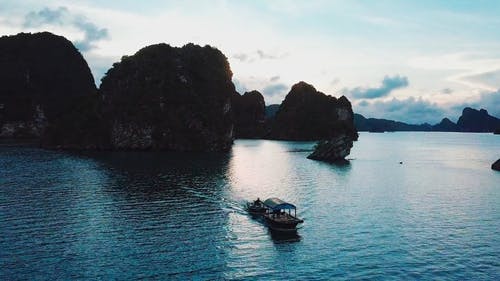 黎明时分，大海和岛屿的景色 · 免费素材视频