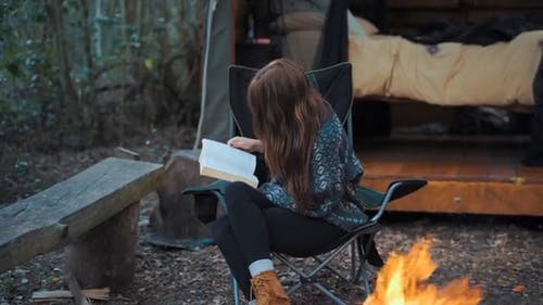 在森林里读书的女人的镜头 · 免费素材视频