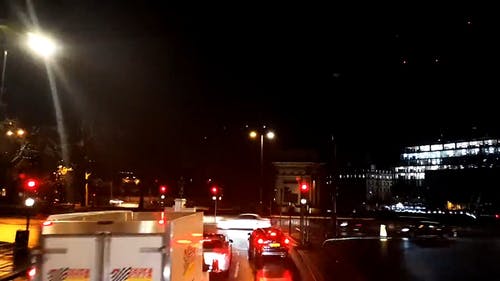 晚上在伦敦街头的机动车通行 · 免费素材视频