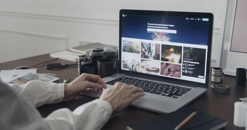 一个女人在笔记本电脑中滚动浏览图片 · 免费素材视频