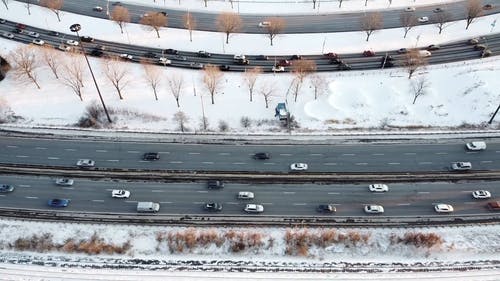 机动车在高速公路上行驶的航拍画面 · 免费素材视频