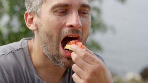 一个男人品尝面包馅 · 免费素材视频