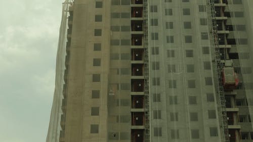 临时服务升降机在建建筑物的上下 · 免费素材视频