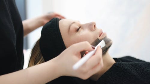 一个女人在美容诊所接受面部治疗 · 免费素材视频