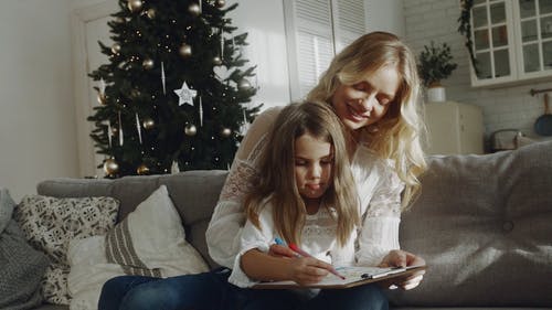母亲和女儿粘接在一起的圣诞节背景 · 免费素材视频