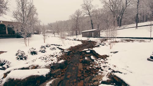 雨水融化积雪覆盖地面 · 免费素材视频