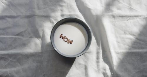 形成由字母谷物制成的单词平放在一碗牛奶 · 免费素材视频
