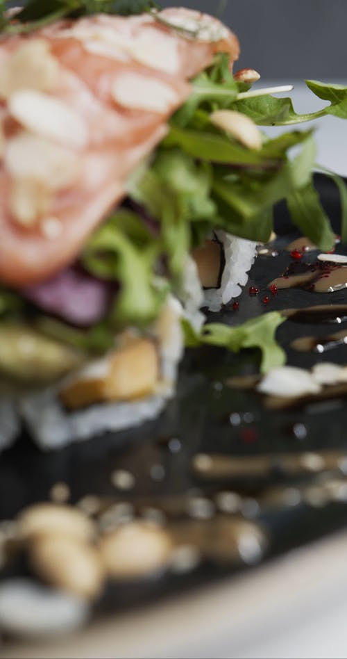 混合寿司融合与坚果和芝麻装饰的服务 · 免费素材视频