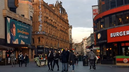 人们在时间流逝中路过 · 免费素材视频