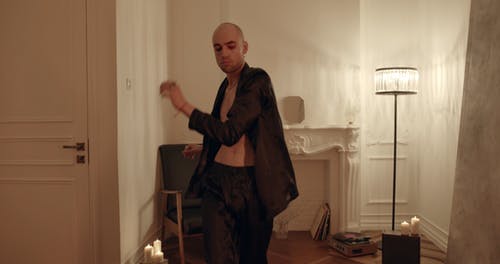 一个男人在当代舞蹈中摇摆自己的身体 · 免费素材视频