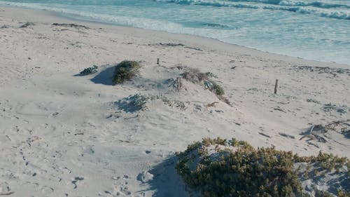 海滩的无人机画面有山景 · 免费素材视频