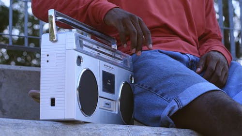 一个黑人播放盒式磁带播放器 · 免费素材视频