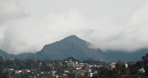 远景镜头的山上覆盖着雾 · 免费素材视频