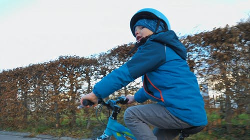 一个在附近街上骑自行车的孩子 · 免费素材视频