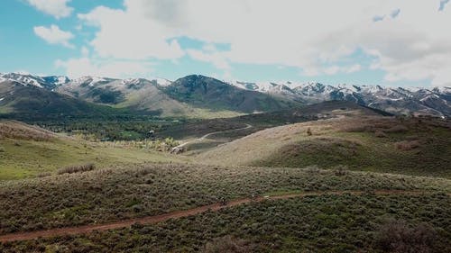 使用山地自行车旅行的人的无人机画面 · 免费素材视频