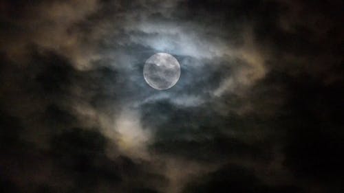 乌云笼罩满月 · 免费素材视频