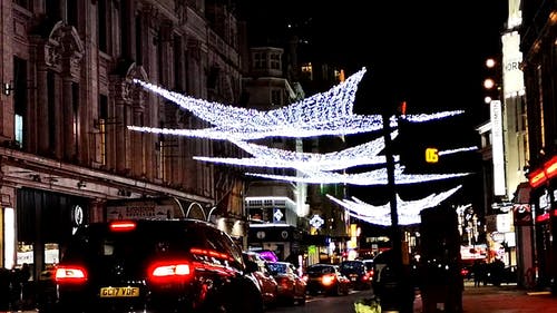 星型圣诞灯照亮了街道 · 免费素材视频