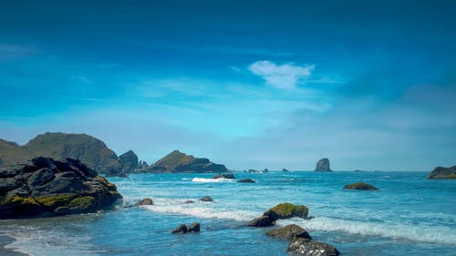 海湾和海岸上的岩层和小岛 · 免费素材视频