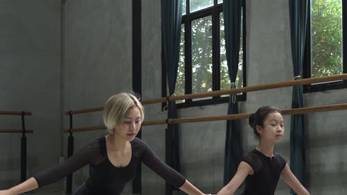 舞蹈教室里的芭蕾舞课 · 免费素材视频