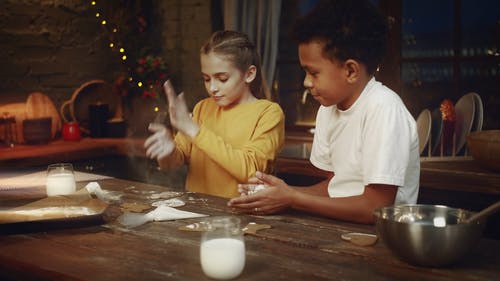孩子们拍打手上的发酵粉 · 免费素材视频