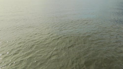 湖泊水面的无人机画面 · 免费素材视频