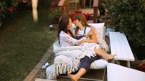 同性恋情侣在花园里接吻 · 免费素材视频